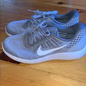 Nike Runeasy Soft & Supportive Sneaker